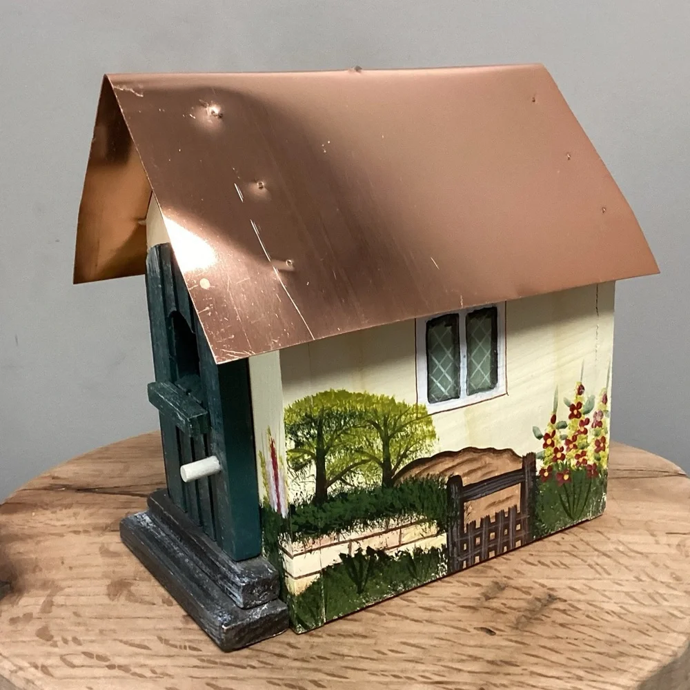 🟡 Hand Painted - Copper Roofed - Birdhouse - Excellent Condition - Unique Design - Picture 4 of 13